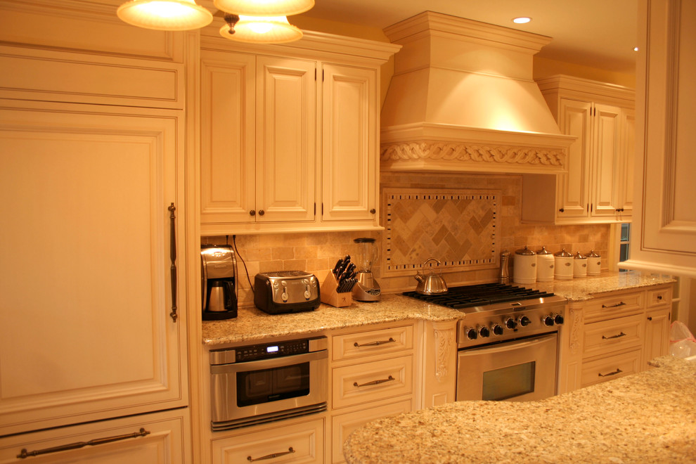 Kitchen - traditional kitchen idea in New York