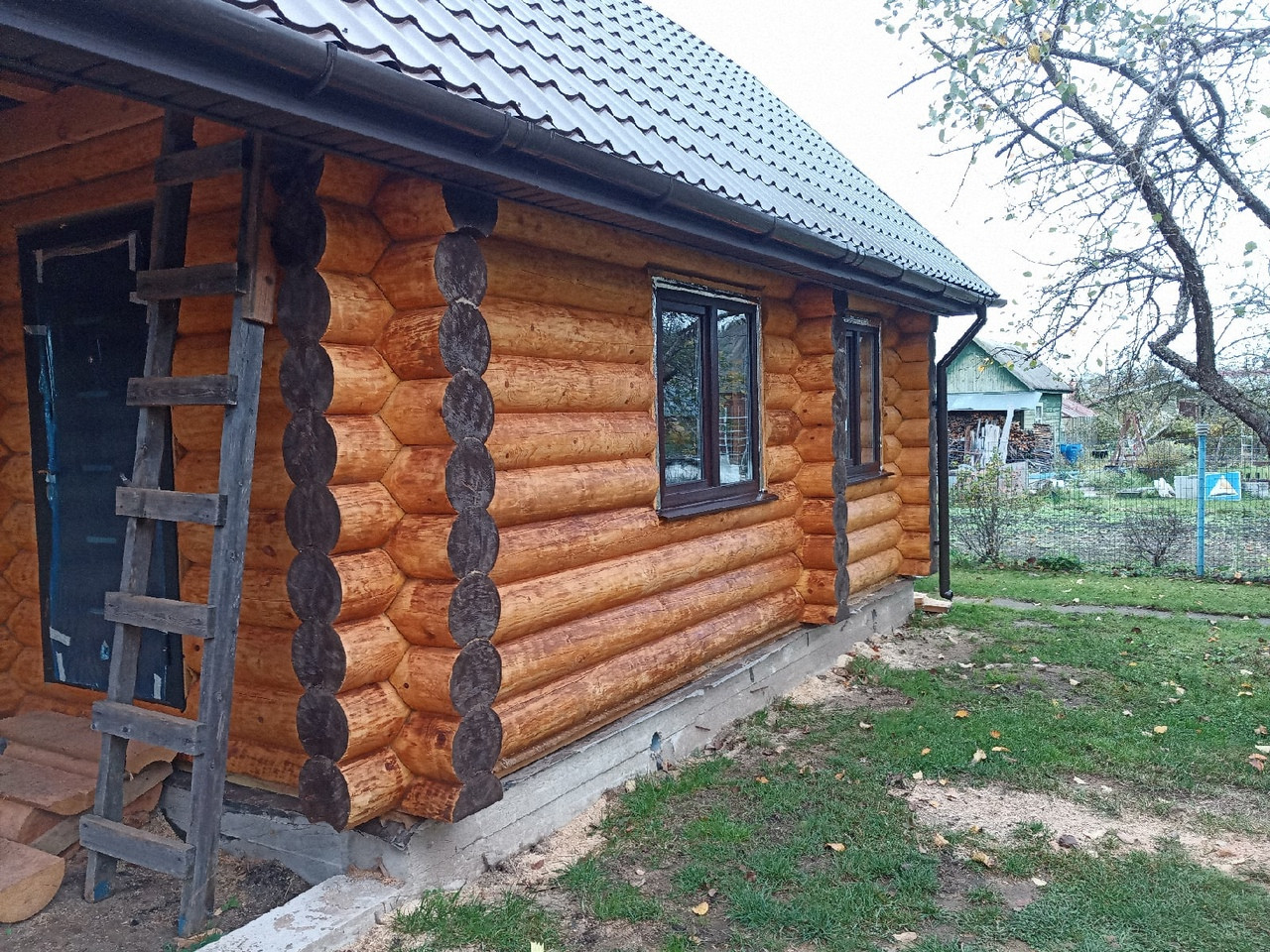 Дачный домик из оцилиндрованного бревна