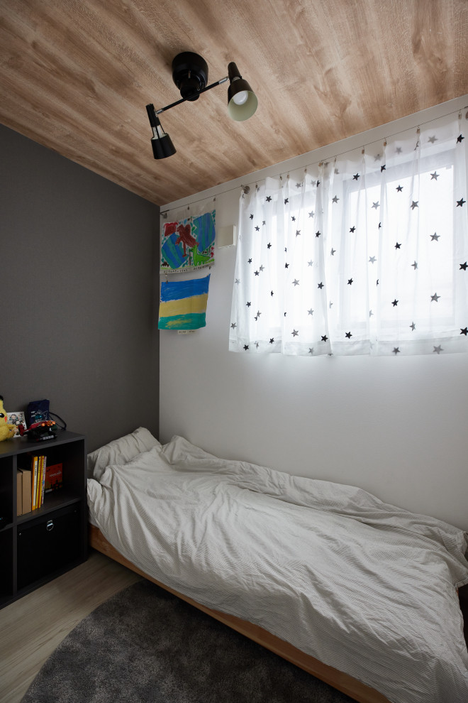 Idéer för mellanstora funkis könsneutrala barnrum kombinerat med lekrum och för 4-10-åringar, med vita väggar, plywoodgolv och vitt golv