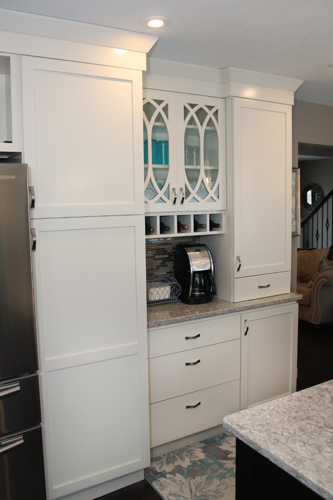 Kitchen - transitional kitchen idea in Cedar Rapids