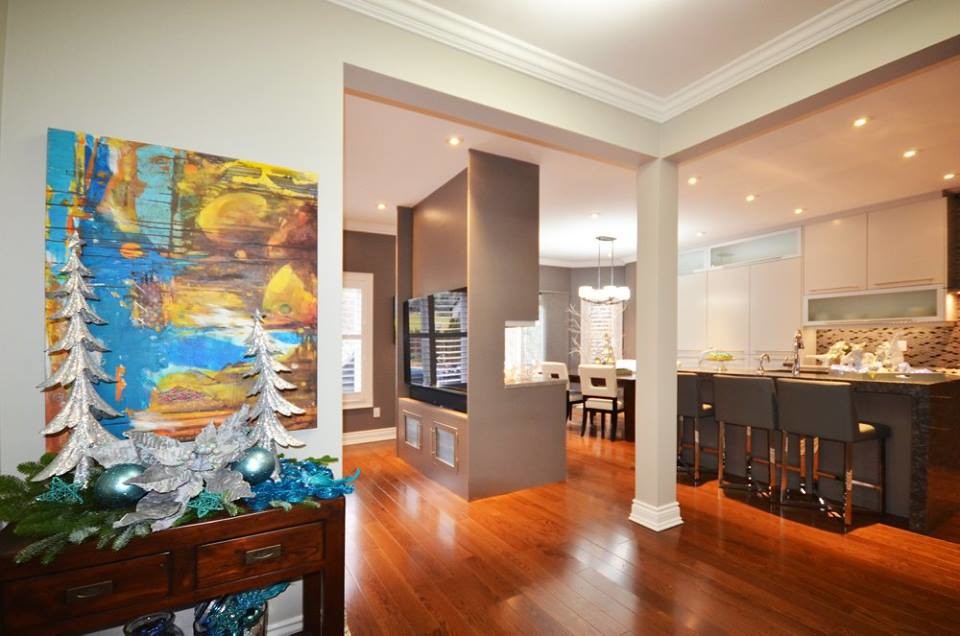 Example of a transitional home design design in Toronto