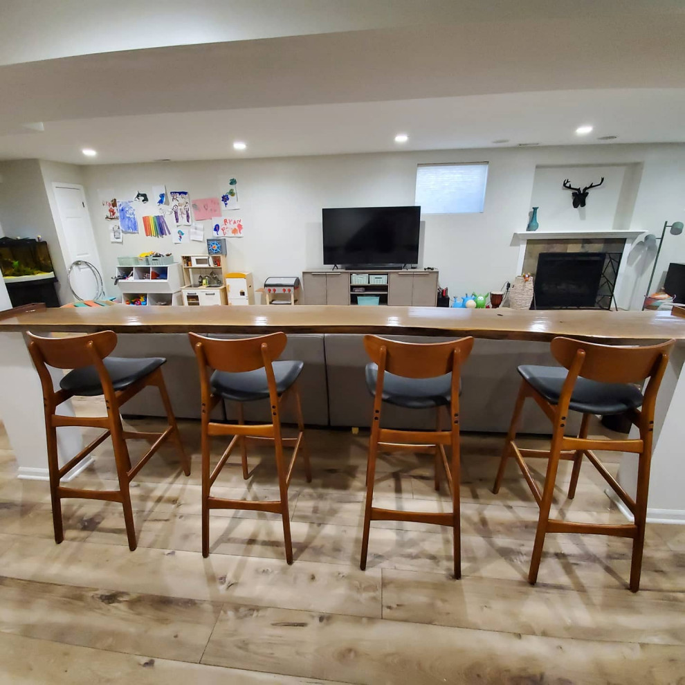 Example of a mountain style basement design in Chicago with a bar
