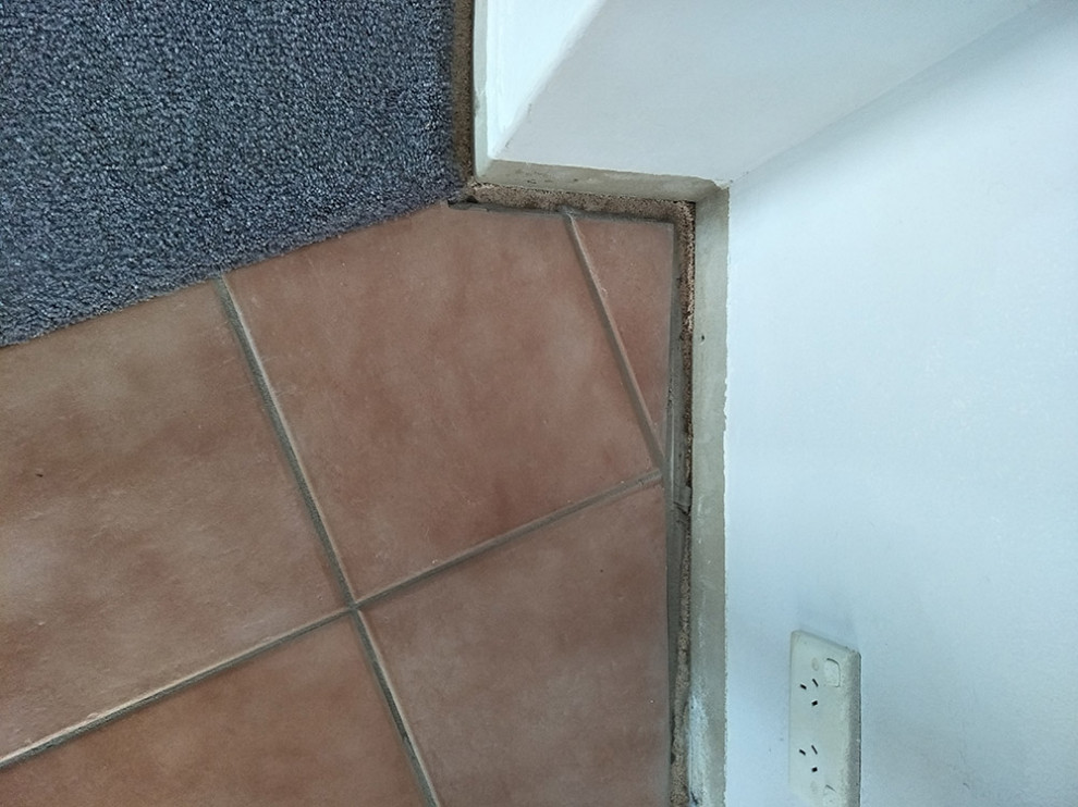 Fill gap between floor and wall