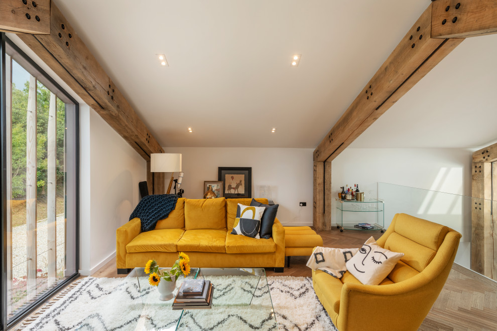 Foto de salón tipo loft de estilo de casa de campo grande con suelo de madera en tonos medios