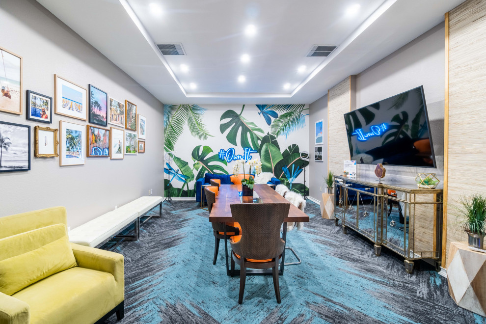 Cette image montre un bureau bohème de taille moyenne et de type studio avec un mur multicolore, moquette, aucune cheminée, un bureau indépendant, un sol bleu, un plafond décaissé et du papier peint.