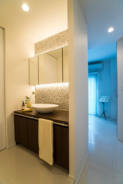 光の贅に抱かれる邸宅 moderno-bagno-di-servizio