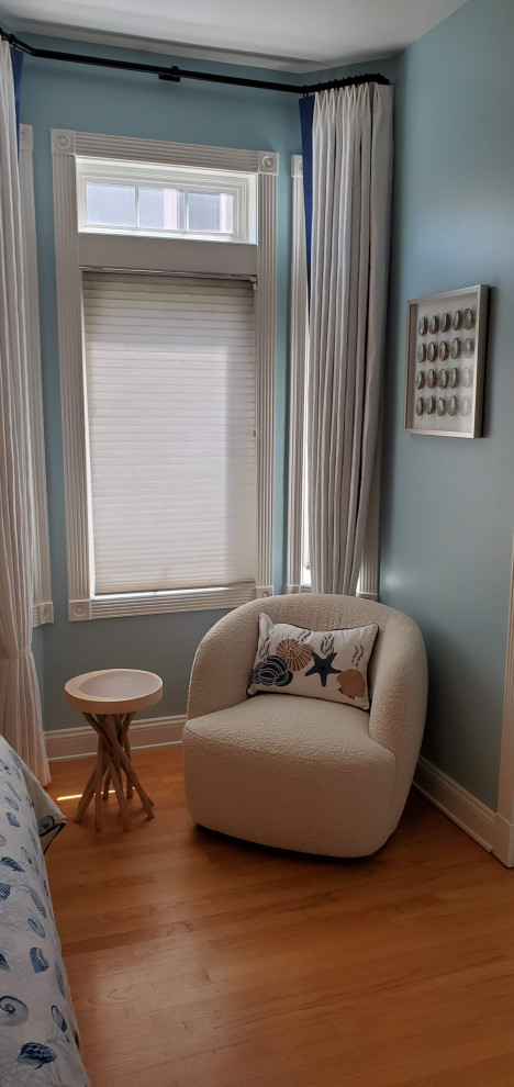 Idee per una camera degli ospiti stile marinaro di medie dimensioni con pareti blu, parquet chiaro e pavimento blu