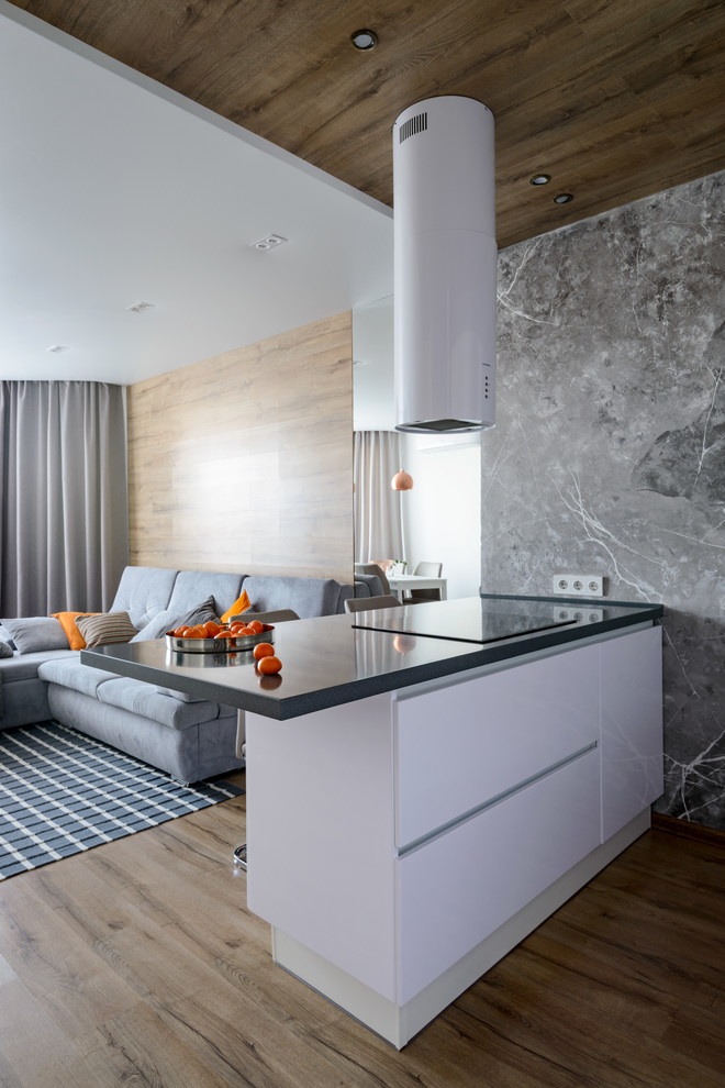 Камень и дерево в центре Сибири