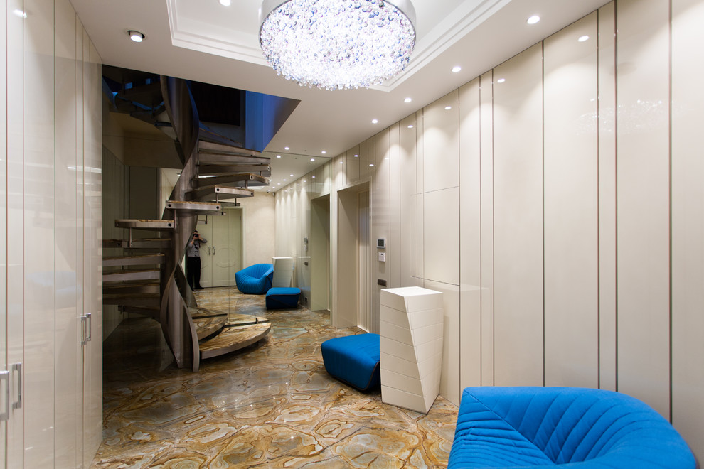 Глянцевая прихожая в пентхаус в самом центре Москвы