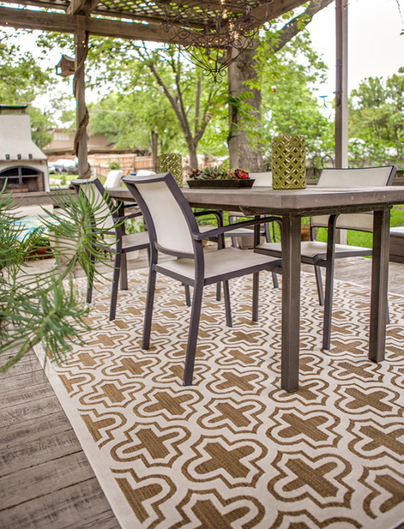 Mid-sized transitional backyard deck photo