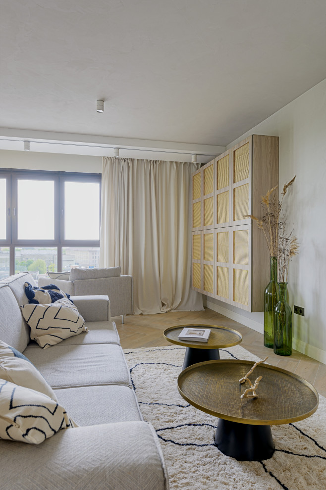 Пример оригинального дизайна: объединенная гостиная комната среднего размера, в белых тонах с отделкой деревом в современном стиле с серыми стенами, полом из керамогранита, телевизором на стене и бежевым полом