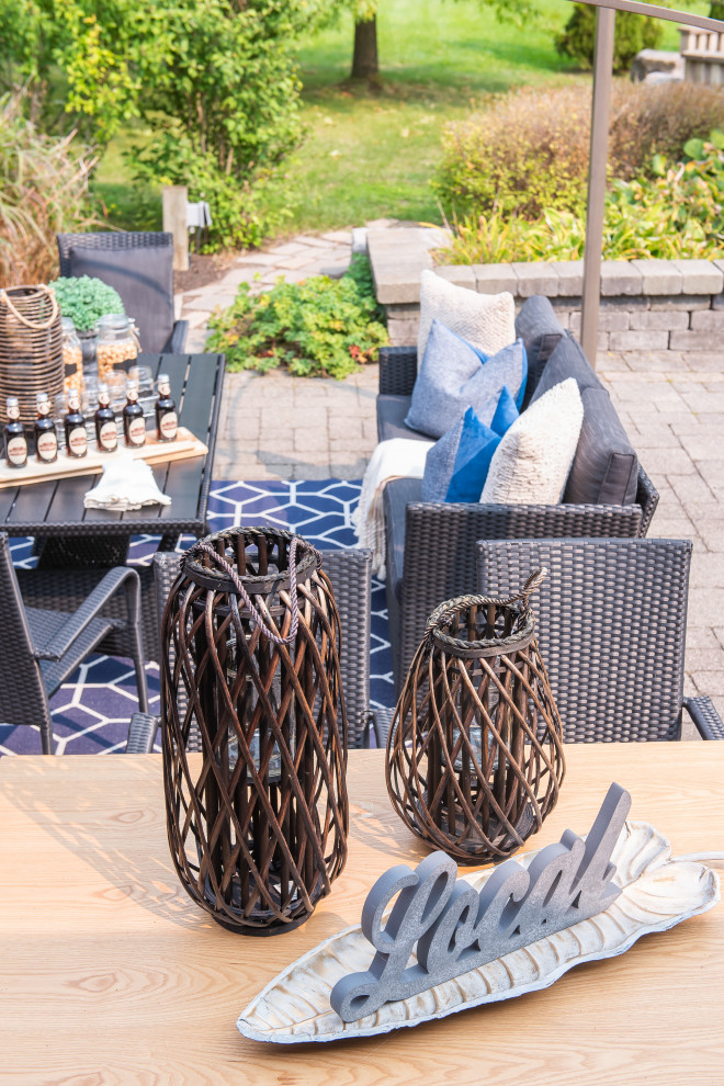 Transitional home design photo in Toronto
