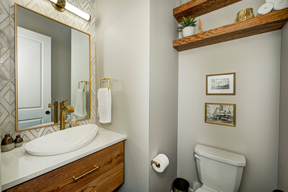 Exempel på ett mellanstort modernt vit vitt toalett, med släta luckor, skåp i mellenmörkt trä, en toalettstol med hel cisternkåpa, bänkskiva i kvarts, flerfärgad kakel och flerfärgade väggar