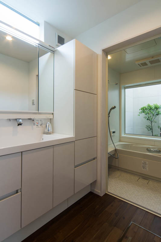 Inspiration for a small modern master bathroom in Kyoto with flat-panel cabinets, white cabinets, a single vanity and a freestanding vanity.