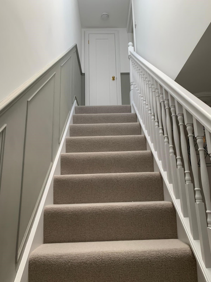 Mittelgroßes Klassisches Treppengeländer Holz in L-Form mit Teppich-Treppenstufen, Teppich-Setzstufen und Wandpaneelen in London