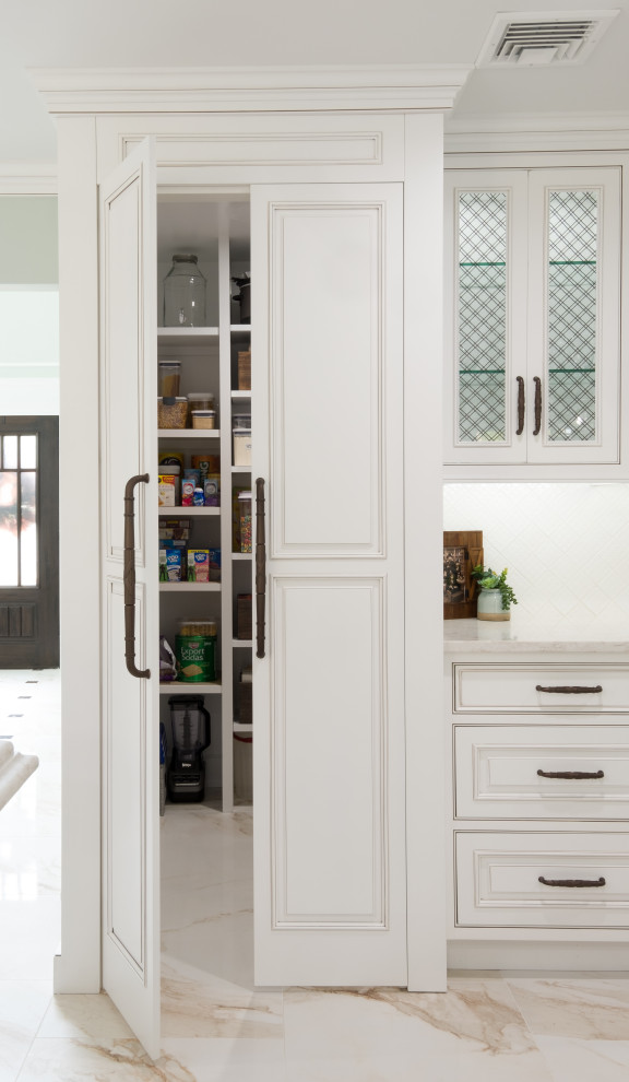 Immagine di una cucina chic di medie dimensioni con lavello stile country, ante a filo, ante bianche, top in quarzo composito, paraspruzzi bianco, elettrodomestici da incasso, pavimento in marmo, pavimento bianco e top bianco