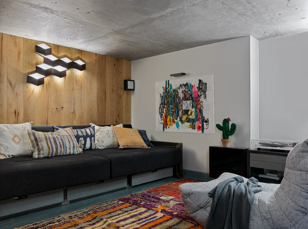 Modelo de cine en casa cerrado urbano de tamaño medio con paredes blancas, suelo de madera en tonos medios, televisor colgado en la pared y suelo azul