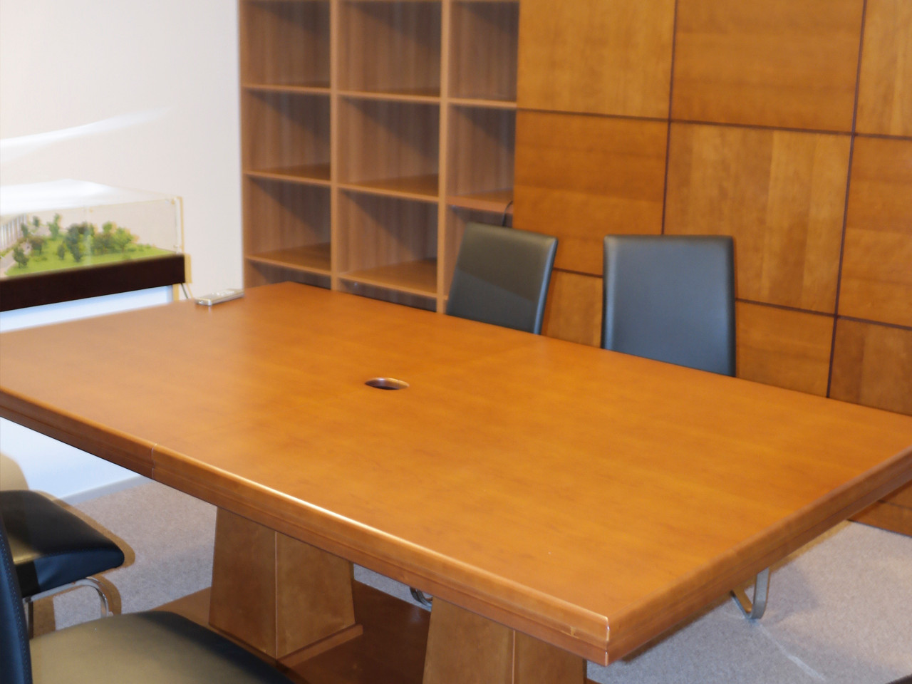 Создание и реализация интерьеров из дерева для дома и офиса на заказ.