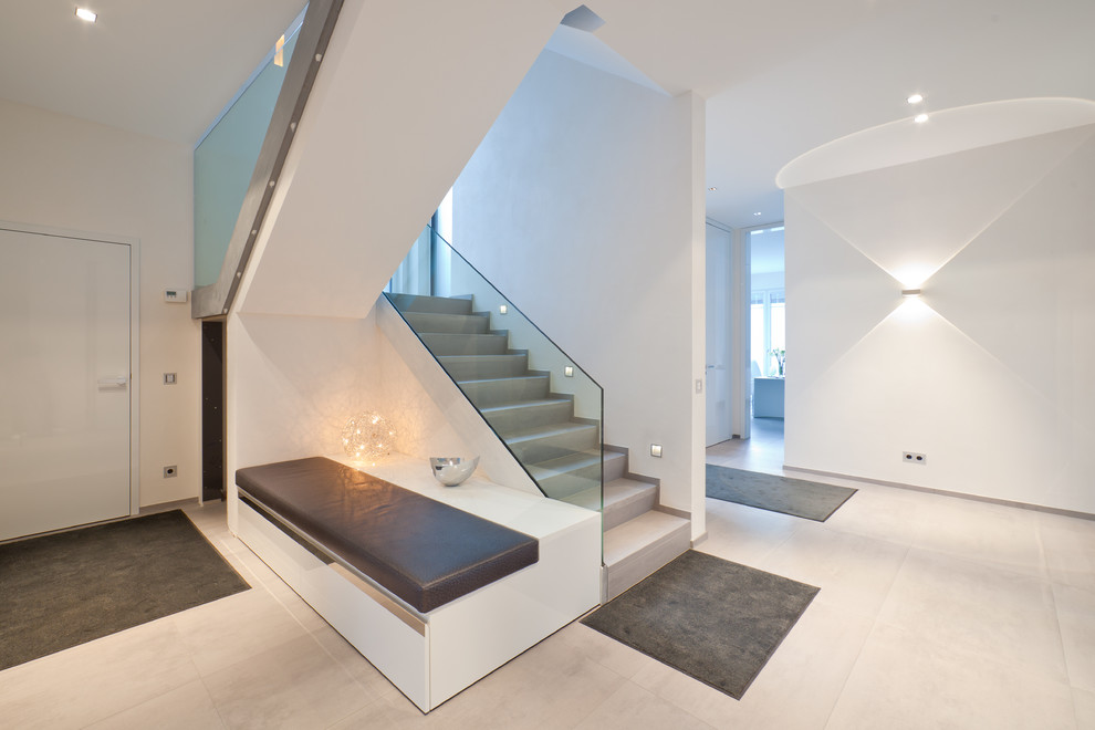 Mid-sized contemporary concrete u-shaped staircase in Cologne with concrete risers.