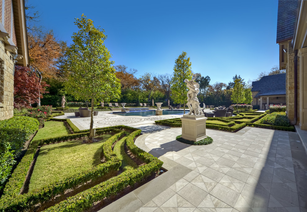 Inspiration for a traditional formal garden in Dallas.