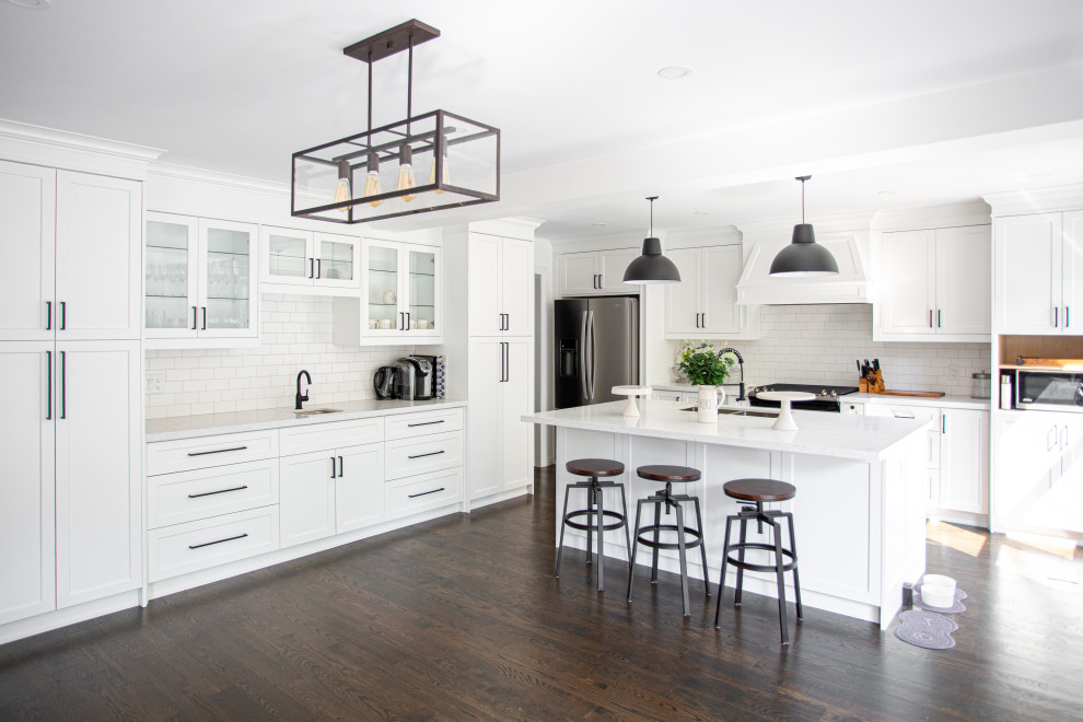 Transitional kitchen photo in Toronto