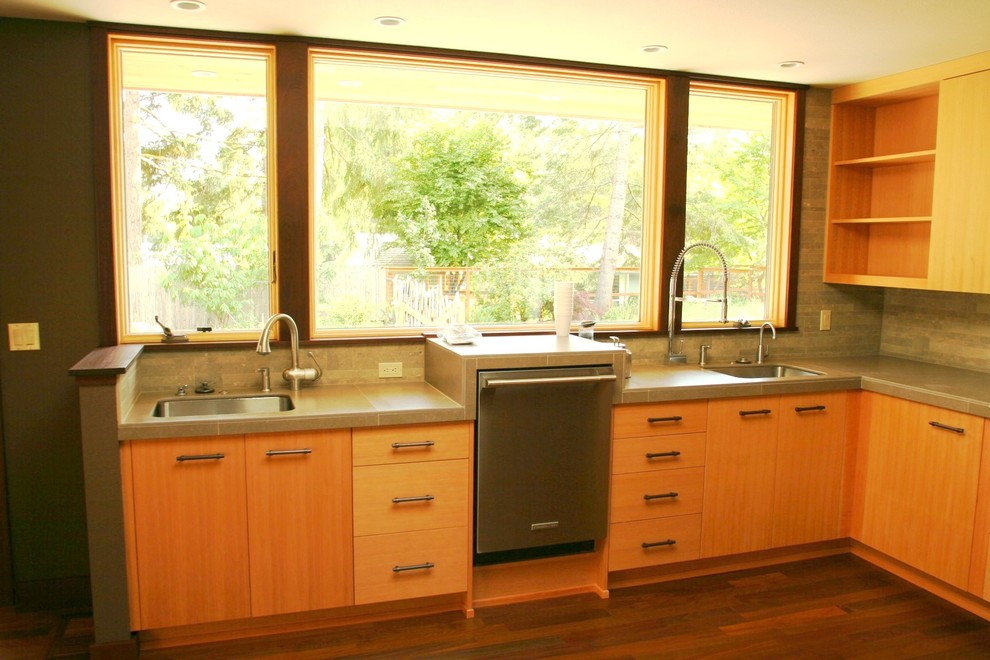 Design ideas for a mid-sized midcentury u-shaped open plan kitchen in Other with an undermount sink, flat-panel cabinets, medium wood cabinets, concrete benchtops, grey splashback, cement tile splashback, stainless steel appliances, dark hardwood floors and no island.