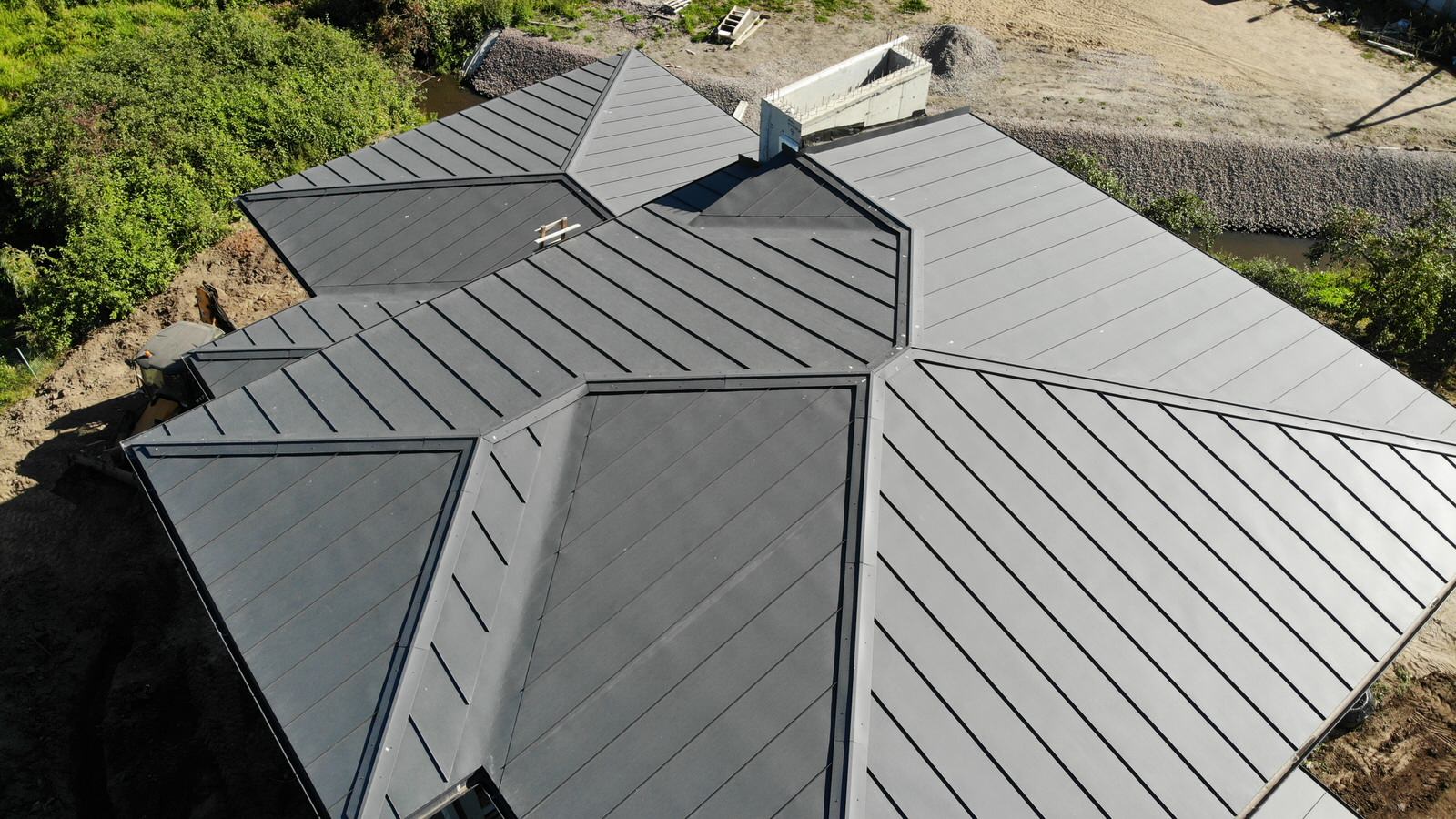 Фальцевая кровля на современном доме.