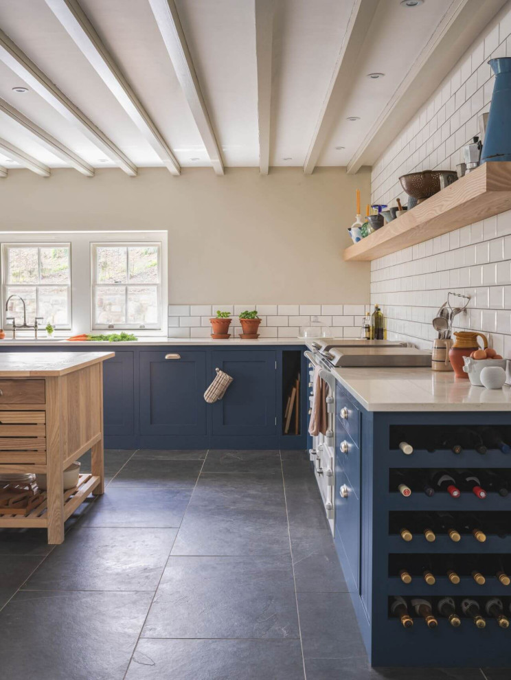 Foto på ett stort lantligt kök, med skåp i shakerstil, blå skåp och en köksö