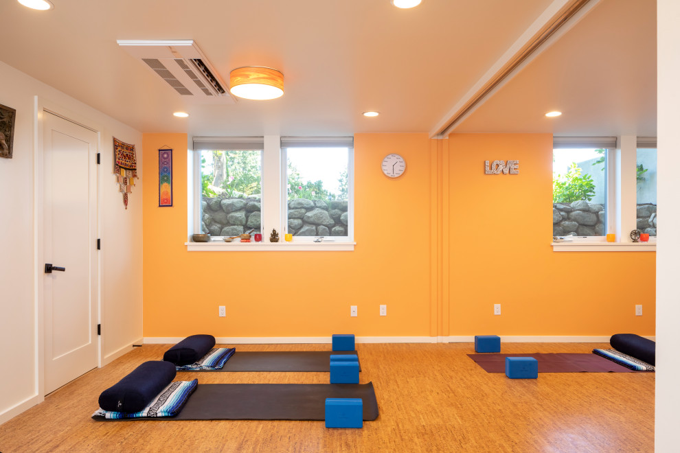 Immagine di un grande studio yoga contemporaneo con pareti gialle e pavimento in sughero