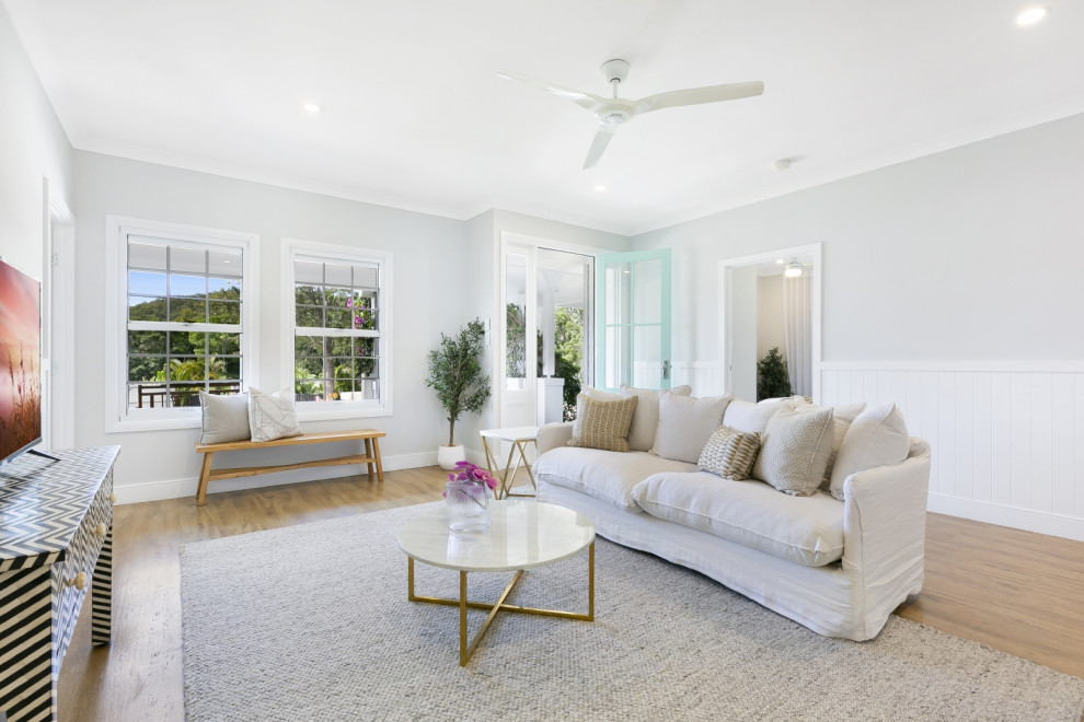 Photo of a contemporary living room in Gold Coast - Tweed.