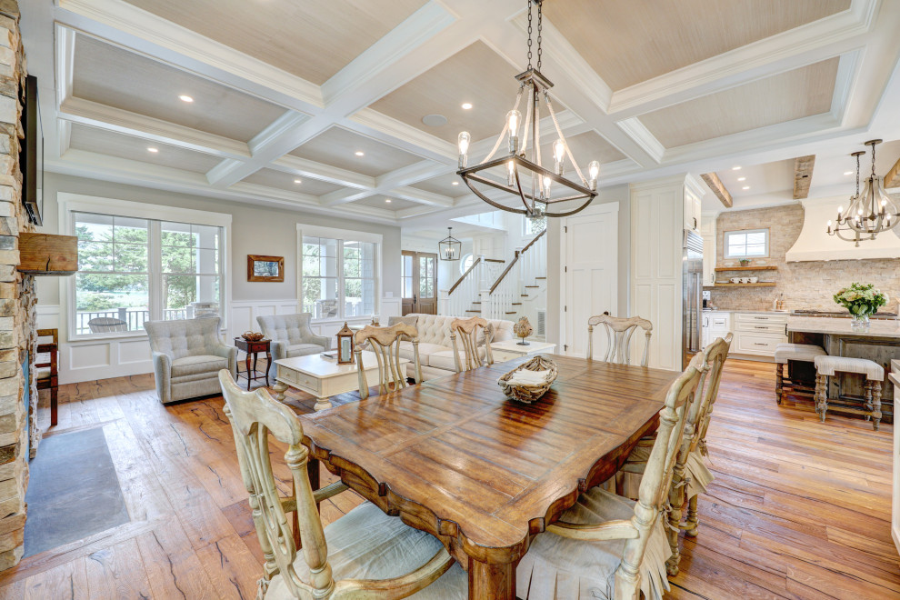 Large country dining room in Tampa.
