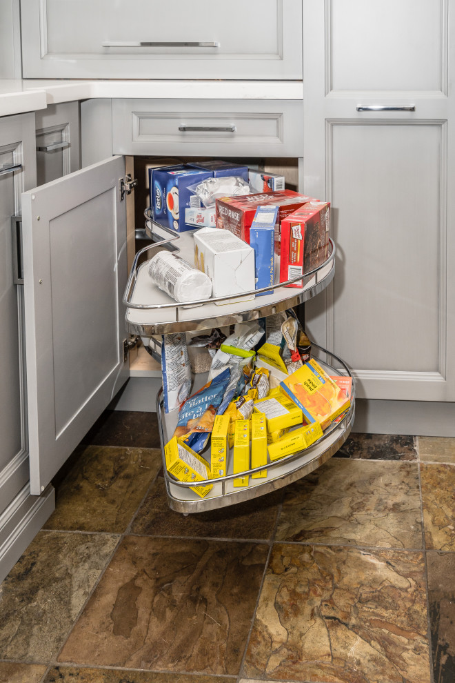 Transitional home design photo in Toronto