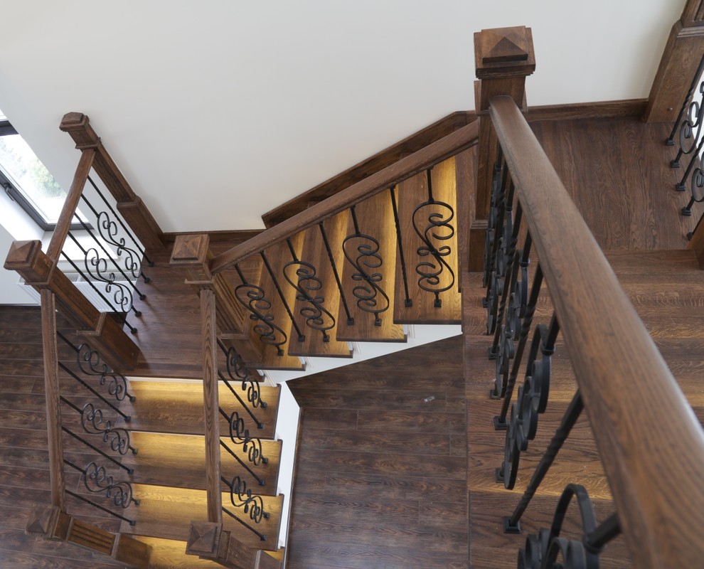 Деревянная лестница с подсветкой