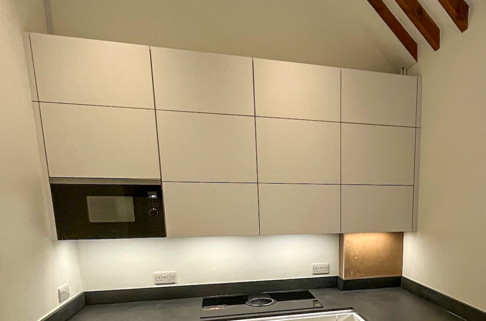 Easy Touch White Handleless