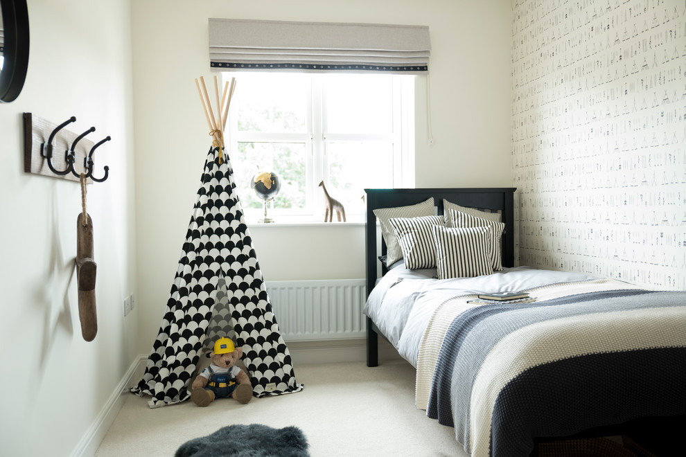 Inspiration for a mid-sized scandinavian gender-neutral kids' bedroom for kids 4-10 years old in Other with carpet, beige floor and white walls.