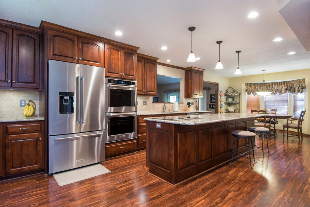 Example of a transitional kitchen design in Columbus