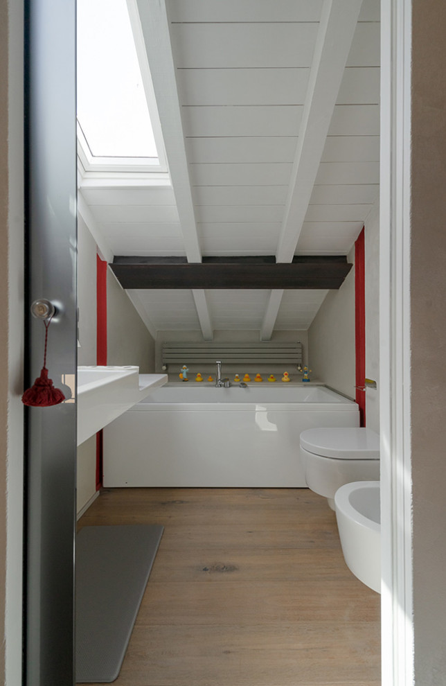 Идея дизайна: ванная комната среднего размера в классическом стиле с светлыми деревянными фасадами, гидромассажной ванной, керамической плиткой, красными стенами, светлым паркетным полом, серой столешницей, тумбой под одну раковину, напольной тумбой и балками на потолке