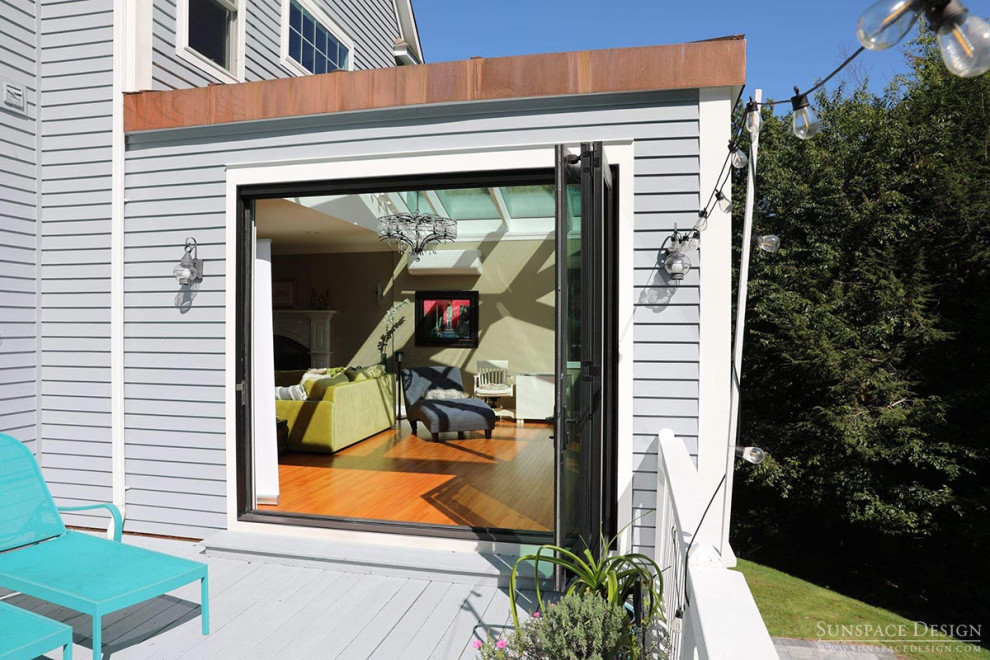 Esempio di una veranda contemporanea di medie dimensioni con pavimento in legno massello medio, nessun camino, soffitto in vetro e pavimento beige