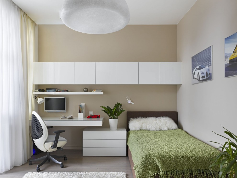 Contemporary kids' room in Moscow with beige walls and light hardwood floors for kids 4-10 years old and boys.