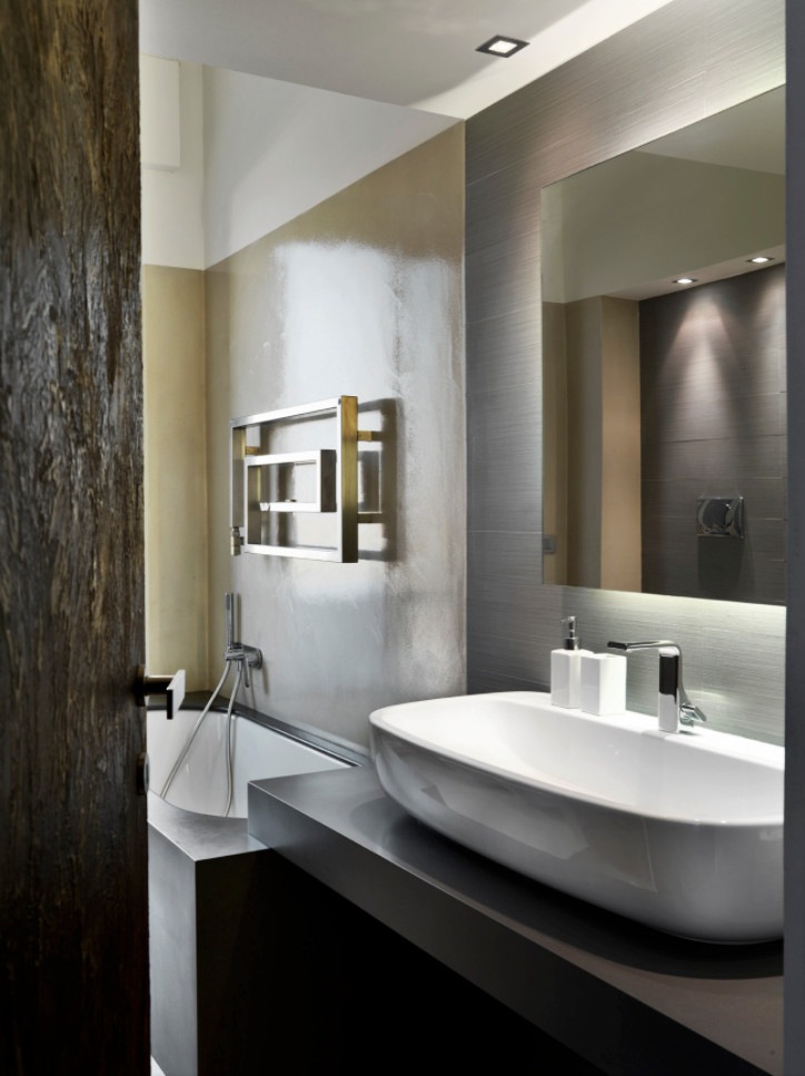 Mittelgroßes Modernes Badezimmer En Suite mit Einbaubadewanne, Einzelwaschbecken und schwebendem Waschtisch in Mailand