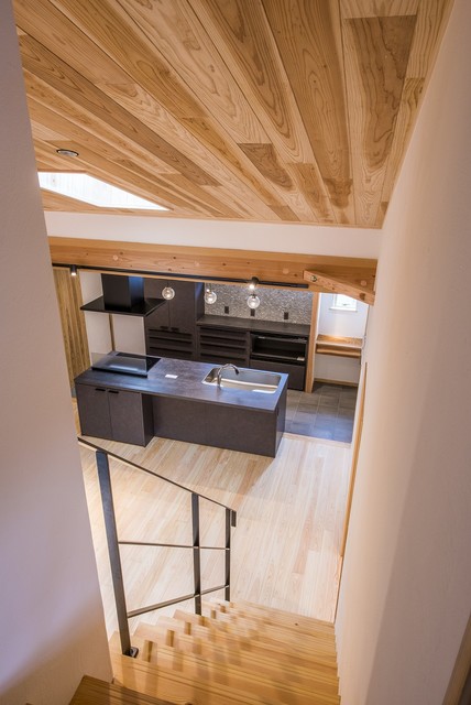 完全分離型の２所帯住宅シンプルモダンの家 moderne-escalier