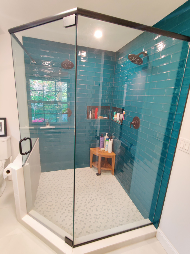 Idée de décoration pour une grande salle de bain principale tradition en bois brun avec un placard à porte plane, une douche double, WC séparés, un carrelage bleu, des carreaux de céramique, un mur beige, un sol en carrelage de porcelaine, un lavabo encastré, un plan de toilette en quartz, un sol beige, une cabine de douche à porte battante, un plan de toilette blanc, une niche, meuble double vasque et meuble-lavabo sur pied.