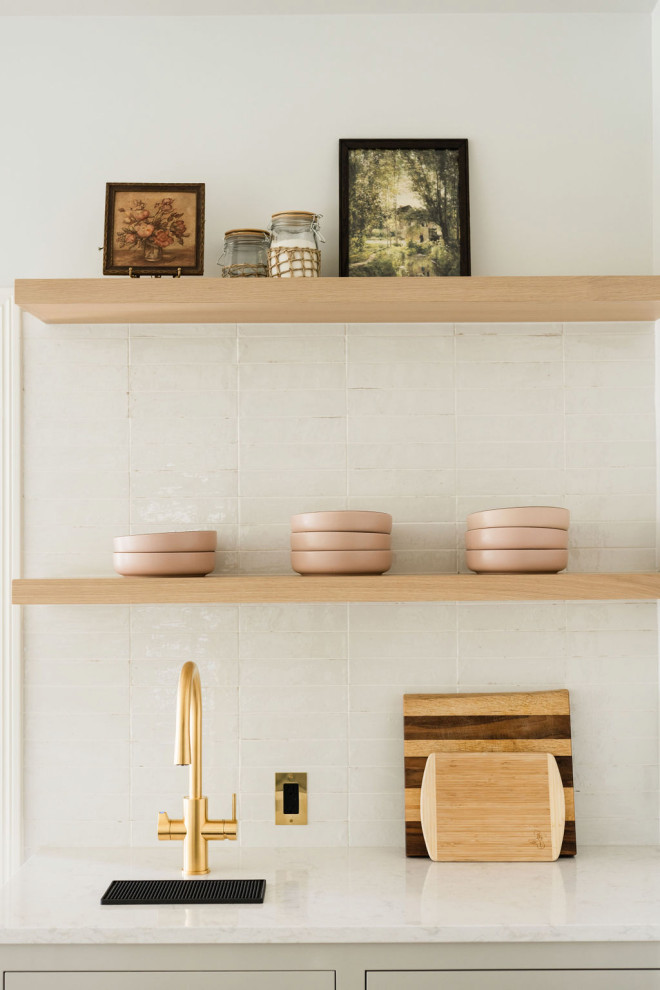 Example of a transitional home design design in Austin