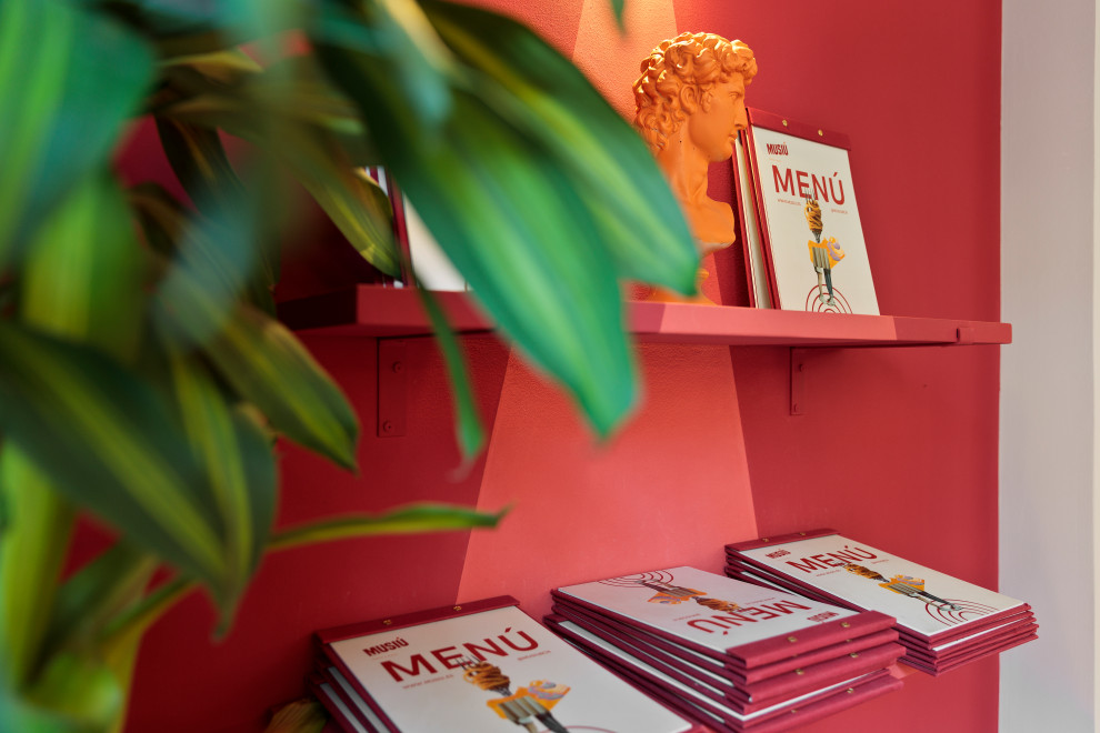 Modelo de vestíbulo de tamaño medio con paredes rojas, suelo de cemento, puerta corredera, puerta de vidrio, suelo rojo y ladrillo