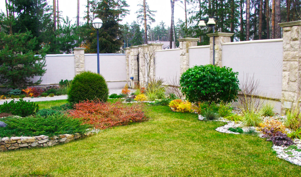 Inspiration for a large modern front yard full sun driveway for fall in Moscow with natural stone pavers and with flowerbed.