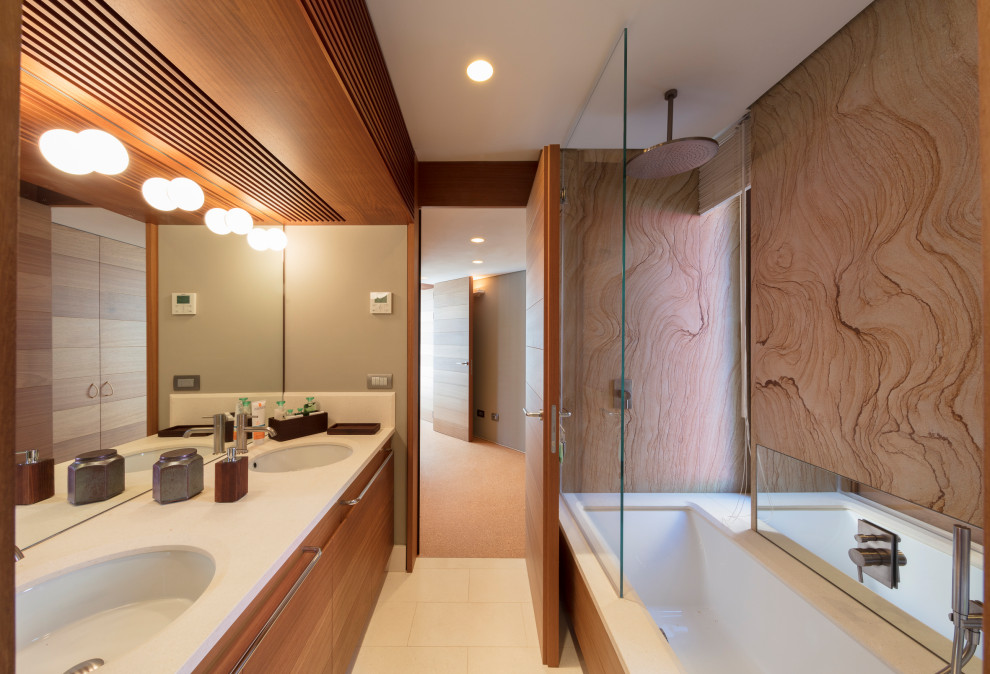 Ispirazione per un'ampia sauna minimalista con piastrelle di marmo