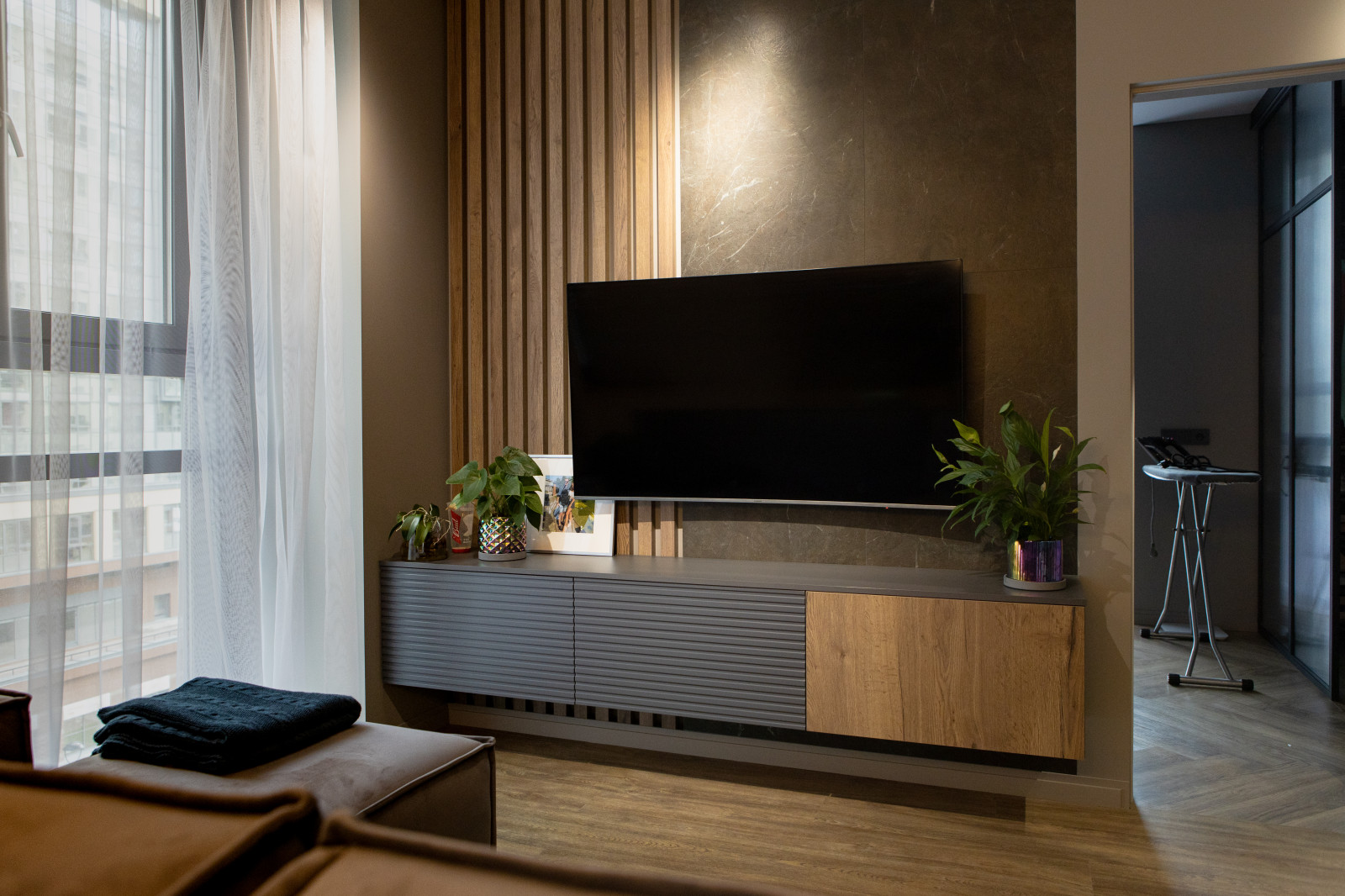 Современное сочетание дерева и матовой поверхности