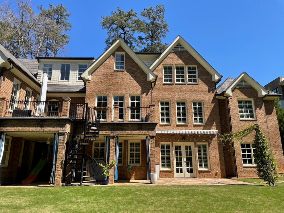 Example of a transitional deck design in Atlanta