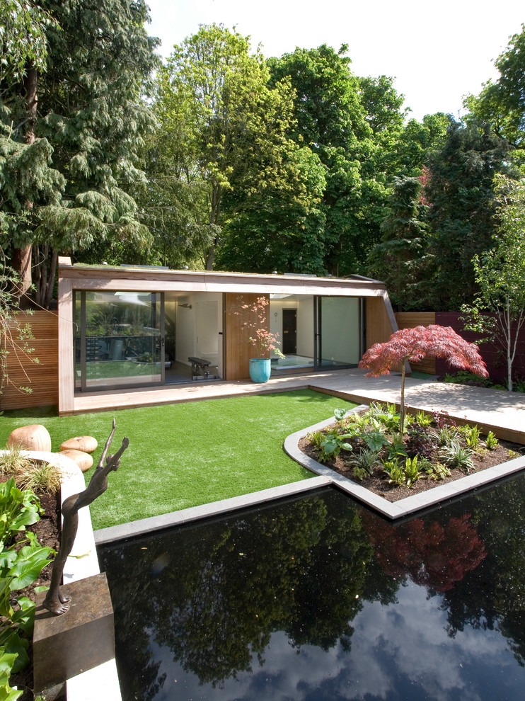 This is an example of a mid-sized contemporary detached granny flat in London.