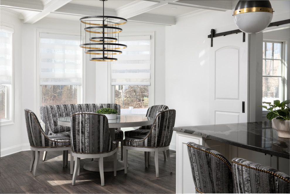 Cette image montre une grande salle à manger ouverte sur la cuisine avec un mur blanc, un sol en vinyl, un sol gris et un plafond à caissons.